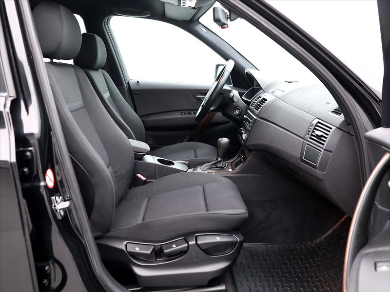 BMW X3 2,5 R6 141KW CZ Aut. 4x4 - fotka 11 z 25