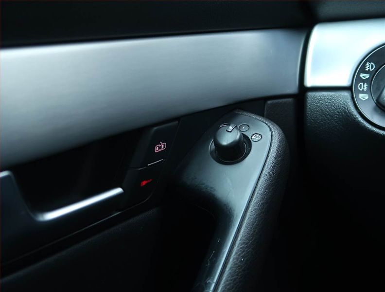 Audi A4 (2007) 2.0 TDI, Serv.kniha, Xenony - fotka 15 z 17