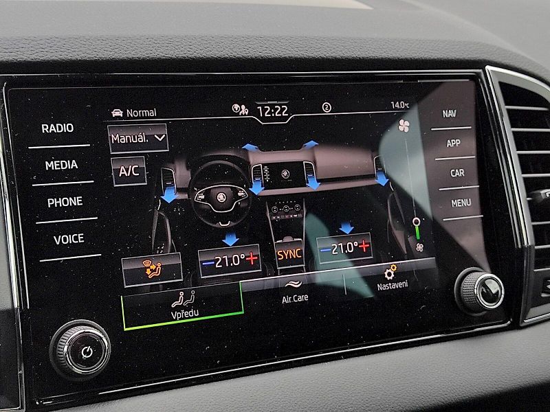 Škoda Karoq (2023) Style Plus 2,0 Tdi 110 Kw 4x4 - fotka 12 z 36