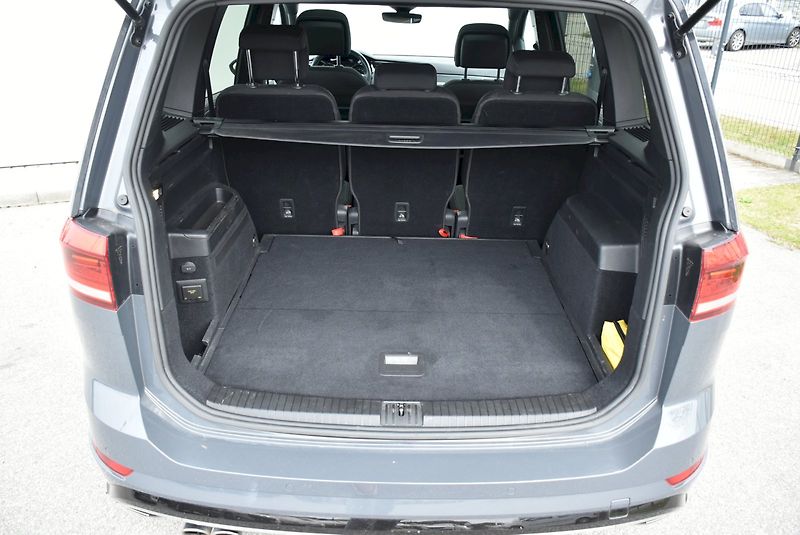 Volkswagen Touran (2021) R-Line 2,0 TDI 110kW 7DSG - fotka 29 z 35