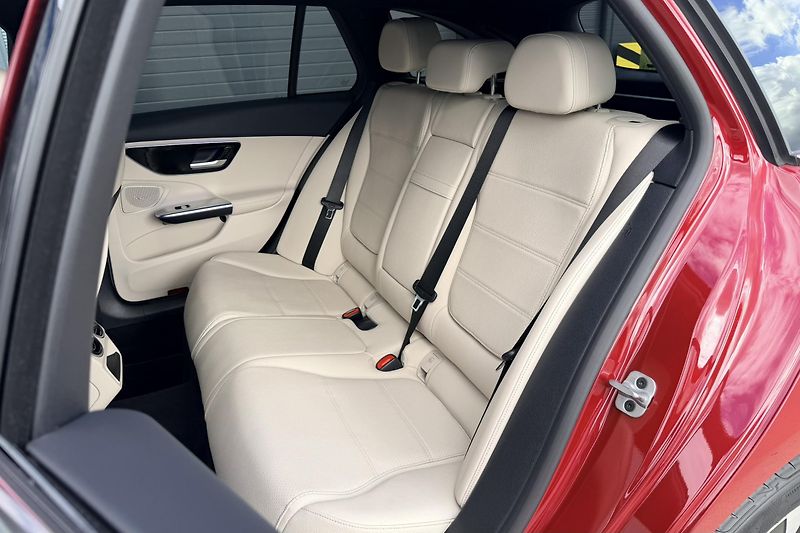 Mercedes-Benz Třídy C (2024) C 300 de 4Matic EQ - fotka 31 z 100