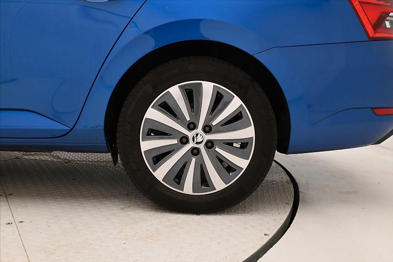 Škoda Superb 2,0 TDI 110 kW DSG Style Záruk - fotka 31 z 31