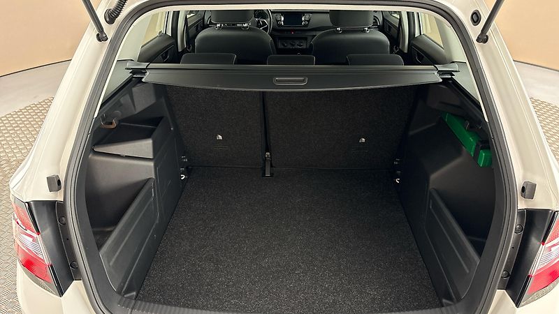 Škoda Fabia 1.0 TSI Ambition Combi - fotka 17 z 22