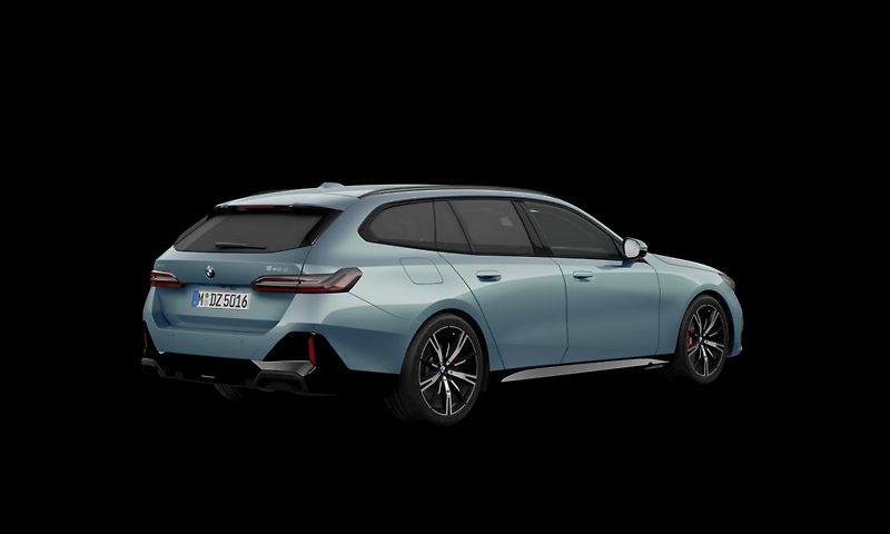 BMW Řada 5 540d xDrive Touring - fotka 2 z 7
