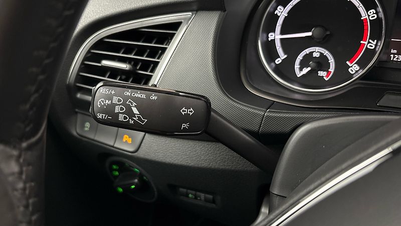 Škoda Fabia 1.0 TSI Ambition Combi - fotka 14 z 23