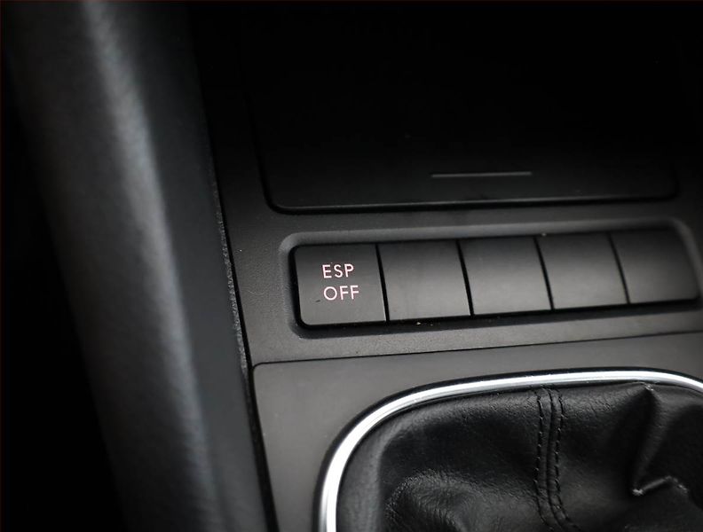 Volkswagen Golf (2010) 1.6 TDI - fotka 11 z 15