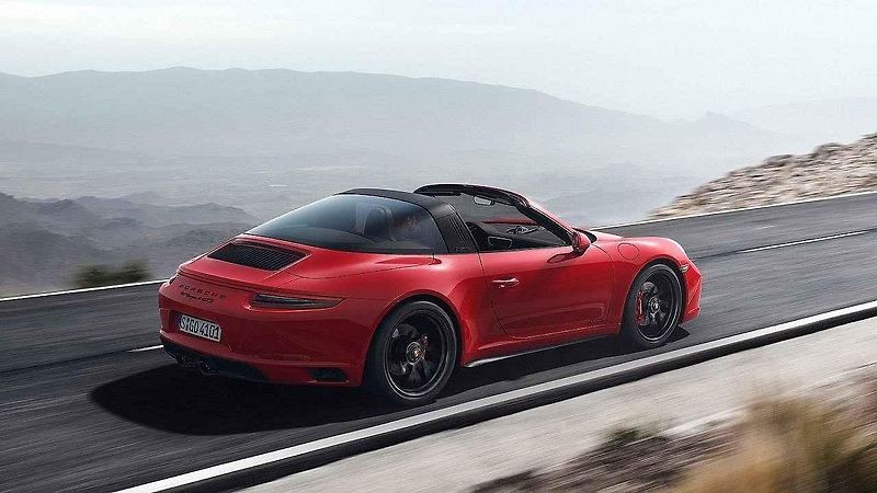 Porsche 911 Carrera GTS.