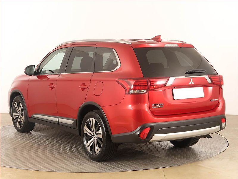 Mitsubishi Outlander (2018) Intense 2.0, 4X4, Automat - fotka 4 z 17