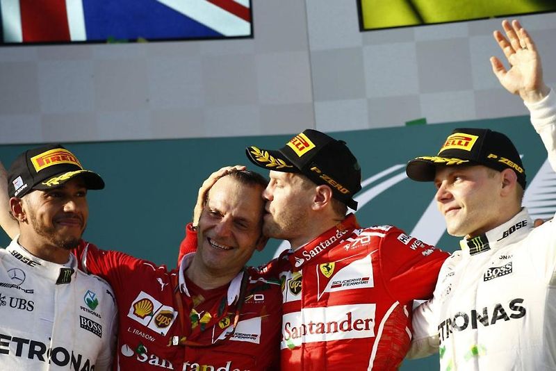 F1 2017 GP Austrálie - Sebastian Vettel (Ferrari) si užívá gratulace po příjezdu do pit lane