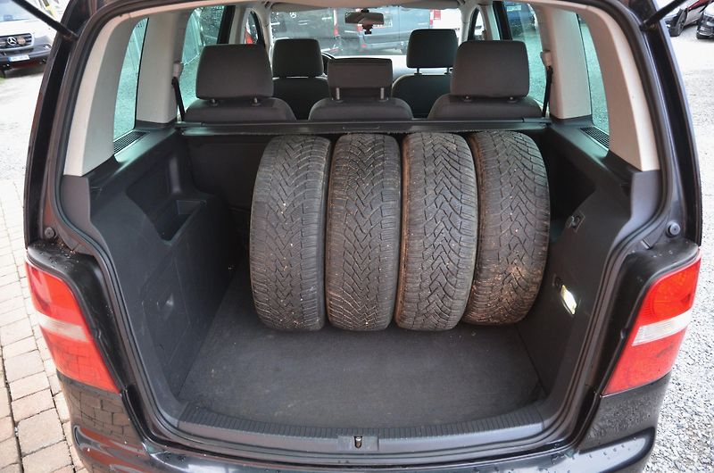 Volkswagen Touran (2005) 2.0 TDi 103kW / 2x sada kol - fotka 9 z 26