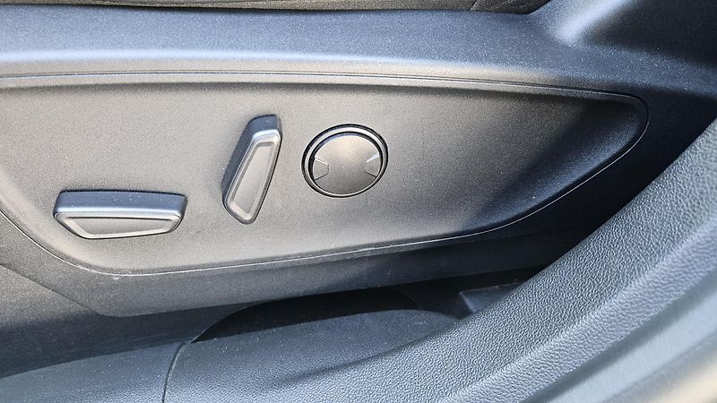 Ford Kuga (2023) 2.5i HEV 140 kW Titanium 4x4  - fotka 18 z 37