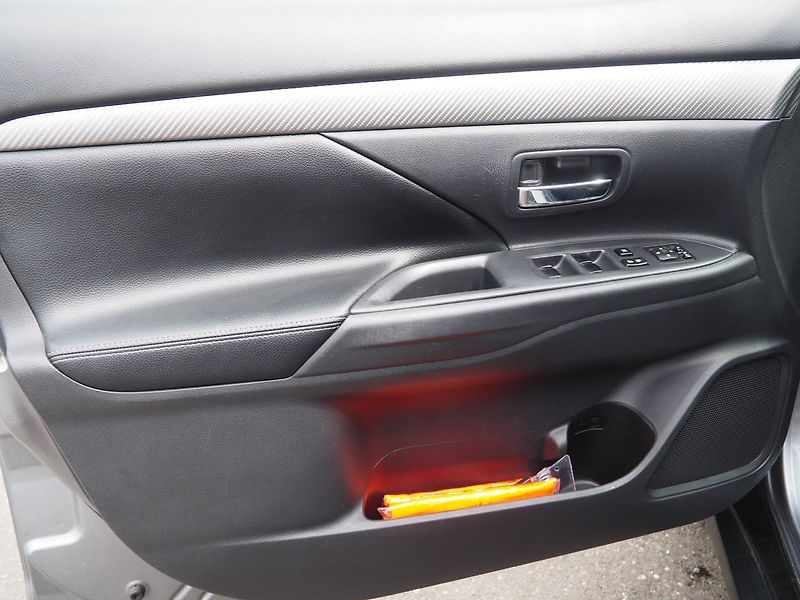 Mitsubishi Outlander (2014) 2.2 D-ID AT Instyle, AWD, 7m - fotka 10 z 41