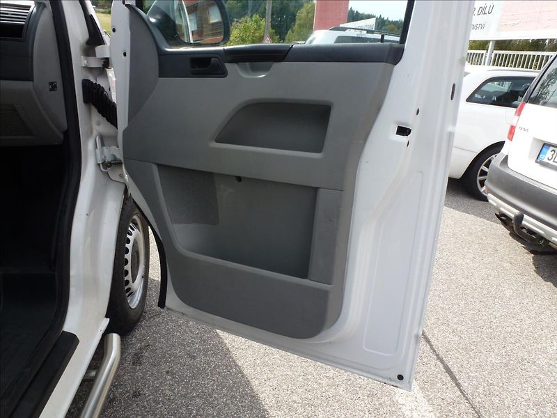 Volkswagen Transporter 2,0 TDI 9míst - fotka 23 z 46