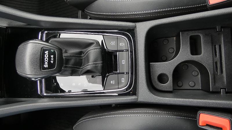 Škoda Kodiaq 2,0 TSI Sportline DSG 4x4 - fotka 20 z 28