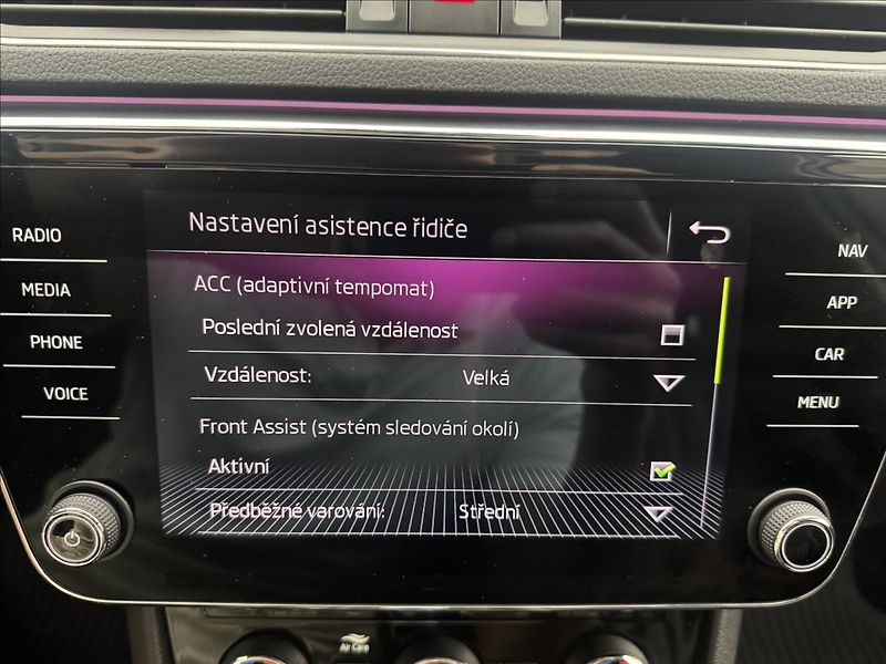 Škoda Superb 2,0 DSG 4X4 ACC CANTON STYLE+ - fotka 20 z 49