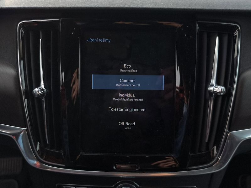 Volvo V90 (2019) CROSS COUNTRY D4 4x4 2.0 140kW - fotka 21 z 28