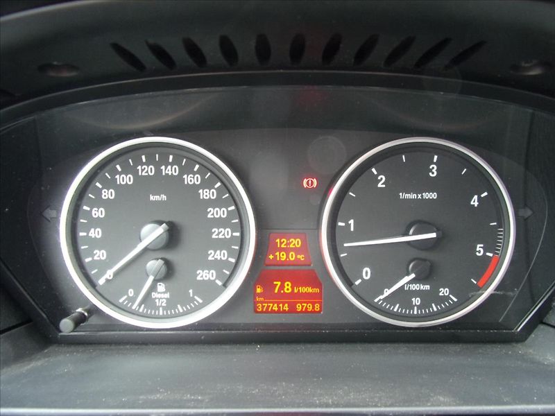 BMW Řada 5 3,0 525d xDrive Touring - fotka 16 z 23