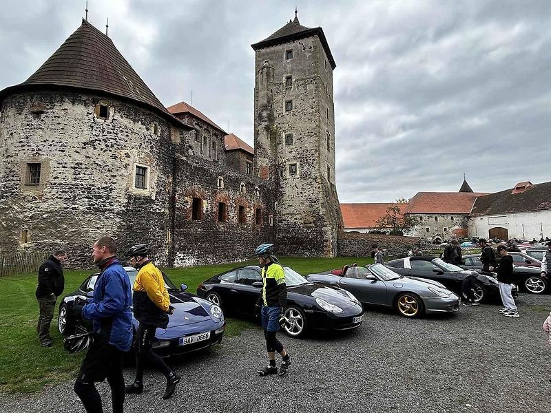 Sraz vozů Porsche ve Švihově na hradě.