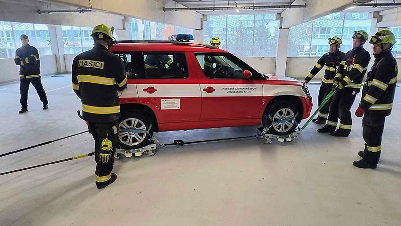 Cvičení hasičů v novém nadzemním parkovacím domě v Táboře při simulovaném požáru elektromobilu.