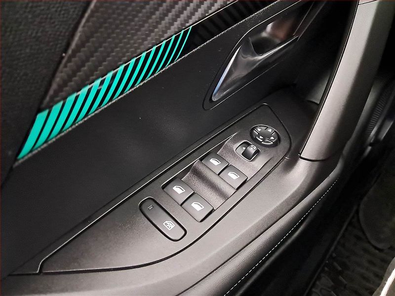 Peugeot 2008 (2023) Allure 1.2 PureTech - fotka 15 z 16