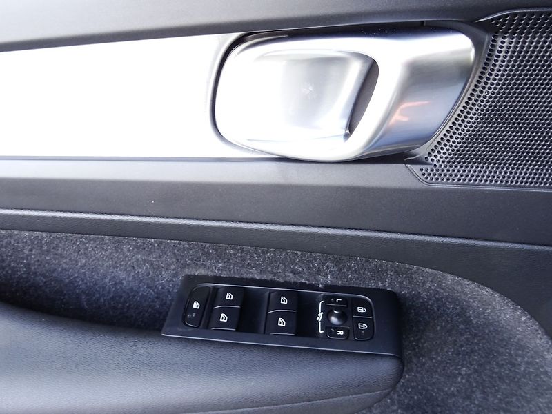 Volvo XC40 D3 A/T Virtual CarPlay Kamera - fotka 20 z 36