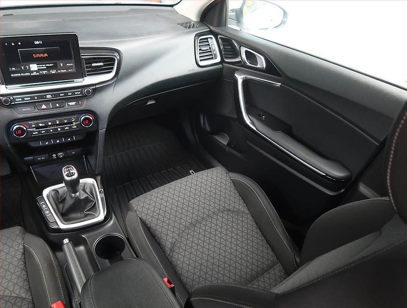 Kia Ceed (2019) 1.6 CRDi, Navi, Tempomat - fotka 8 z 18