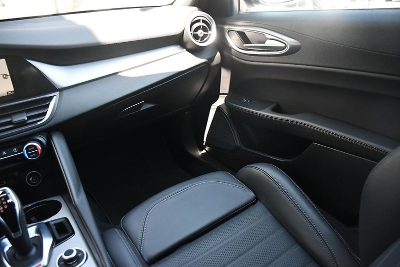 Alfa Romeo Giulia 2,0 VELOCE 16V 206kW AT8-Q4 - fotka 24 z 54