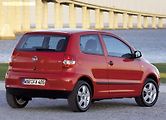 Nejmenší Volkswagen má dost usedlý vzhled - ani červená barva nepomůže.