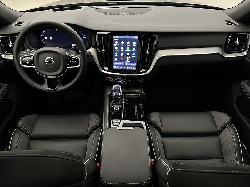 Volvo V60 T6 AWD DARK PLUS 1. maj. - fotka 2 z 49