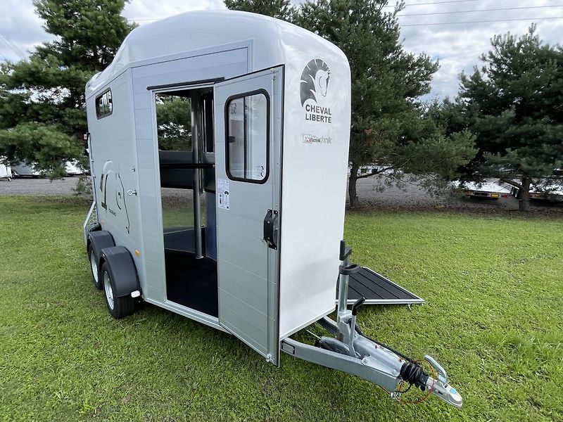 Cheval Liberté (2026) Touring Country, BÍLÝ - fotka 4 z 33