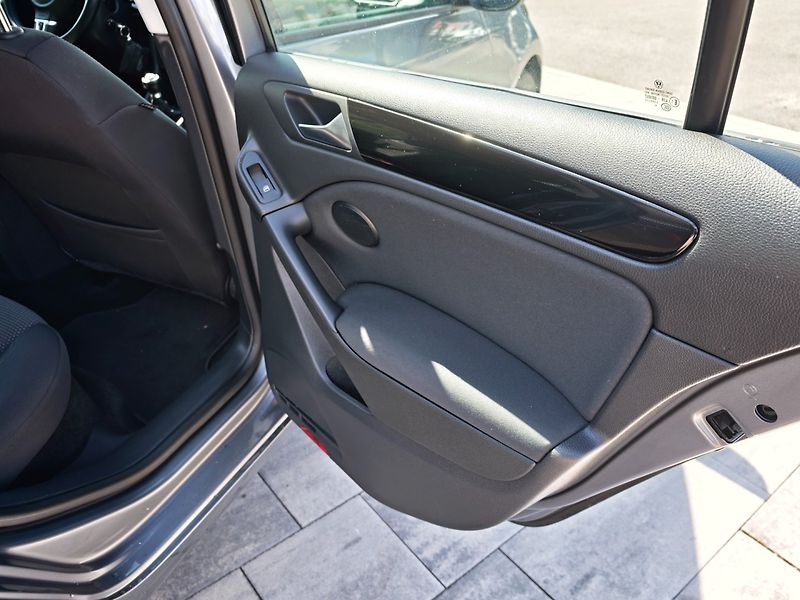 Volkswagen Golf (2010) 1,6 i 75 KW Comfort - fotka 14 z 33