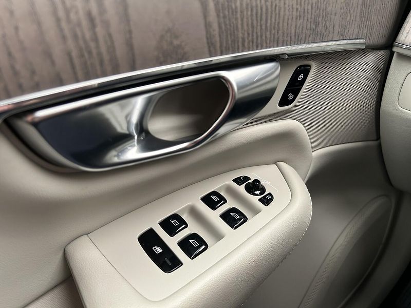 Volvo XC90 2.0 B5 4x4 Inscription - fotka 17 z 36
