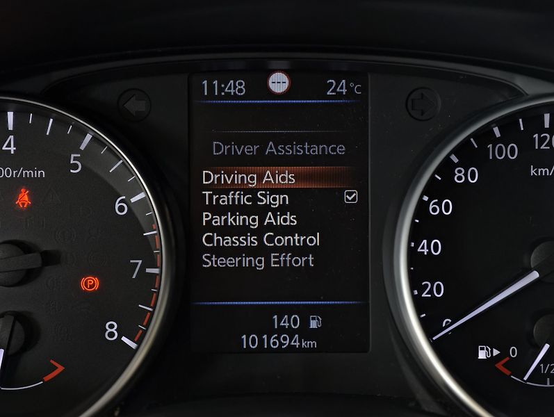 Nissan Qashqai 1.3 DIG-T 103kW KAMERA, PANO - fotka 17 z 25
