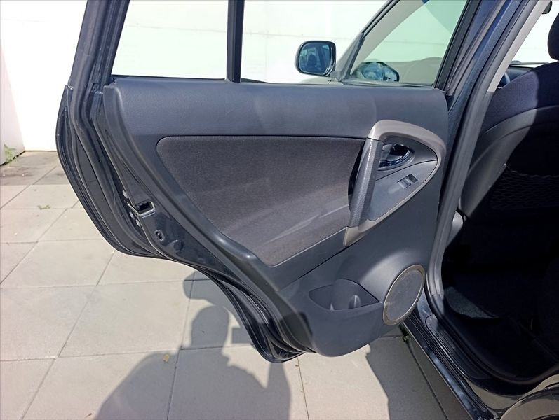 Toyota RAV4 2,2 D-4D 4x4 Aut.klimatizace - fotka 19 z 32
