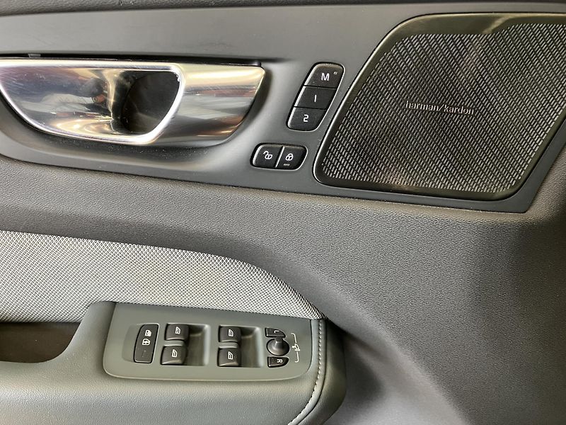 Volvo XC60 B4 AWD R-Design AT8, ČR - fotka 21 z 50