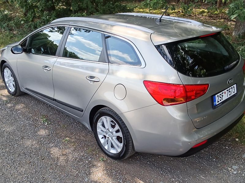 Kia Ceed SW (2013) Prodám Kia Cee'd SW 1.6 GDI  - fotka 2 z 12