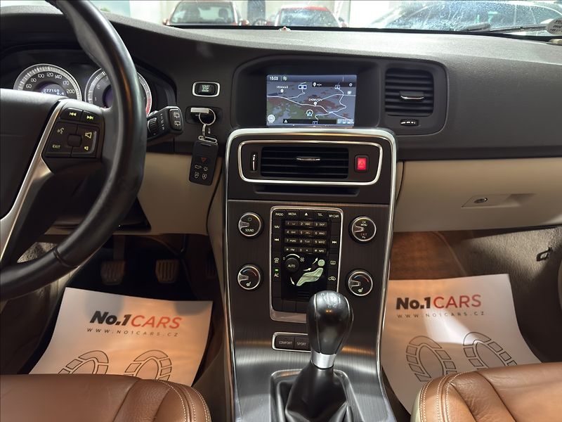 Volvo V60 2,0   T5 177KW SUMMUM XENON - fotka 22 z 38