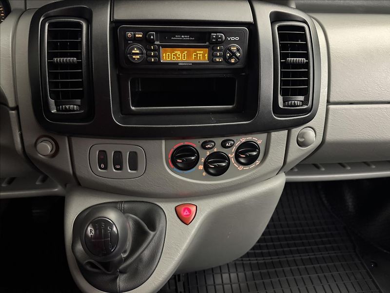 Opel Vivaro 2,5 107kW 9MÍST AC TAŽNÉ 1.MAJ - fotka 15 z 30
