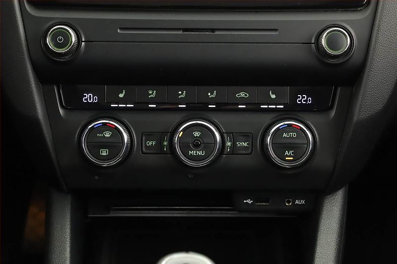 Škoda Octavia (2015) 1.6 TDI, Serv.kniha, Xenony - fotka 14 z 23