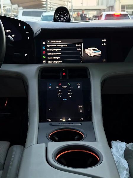 Porsche Taycan (2021) Elektrický sportovní sedan  12 - fotka 15 z 20