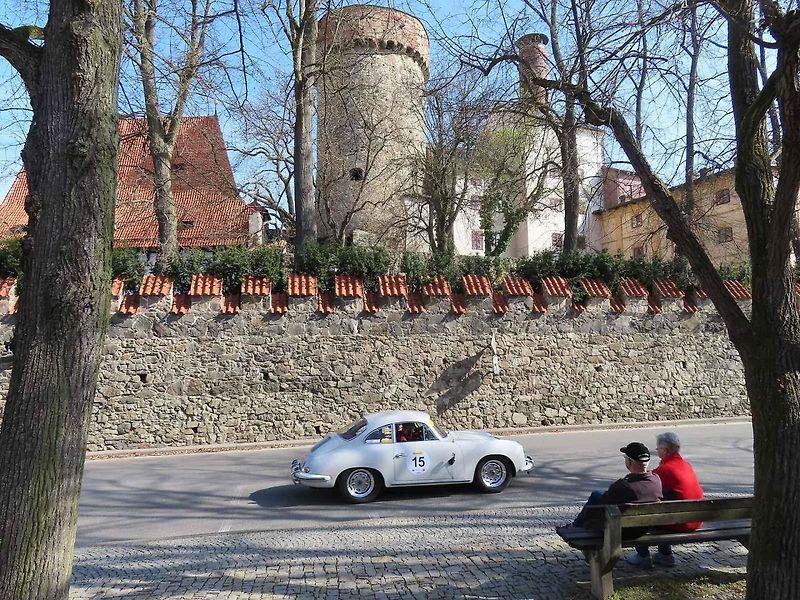 Michal a Jonáš Pavlíčkovi na startu. Rallye Spring Classic startovalo v sobotu 12. dubna dopoledne z jihočeského Tábora. Na trasu 231 kilometrů vyrazilo 100 posádek.