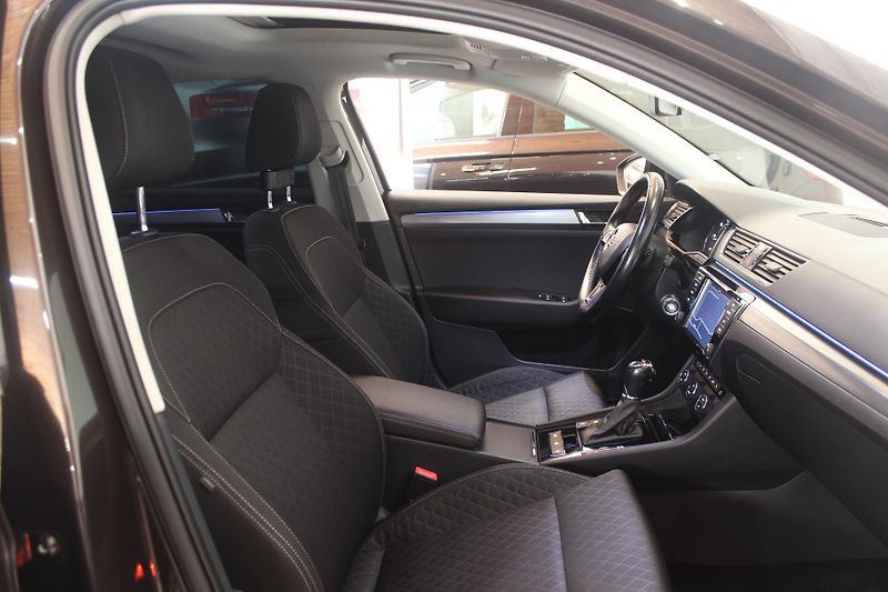Škoda Superb (2015) 2.0TDI DSG STYLE+ Navi LED - fotka 25 z 43