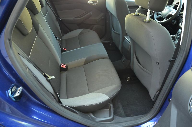 Ford Focus (2014) 1.0 EB 74kW TREND 2x kola - fotka 11 z 35