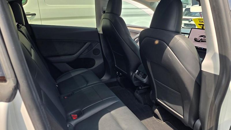 Tesla Model Y (2023) Long Range AWD DE SoH 93,7% TZ - fotka 13 z 34