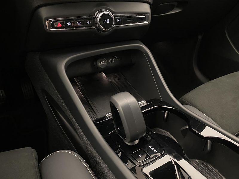 Volvo XC40 B4 AWD DARK PLUS AUT CZ - fotka 27 z 58