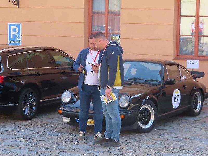 Michal a Jonáš Pavlíčkovi na startu. Rallye Spring Classic startovalo v sobotu 12. dubna dopoledne z jihočeského Tábora. Na trasu 231 kilometrů vyrazilo 100 posádek.