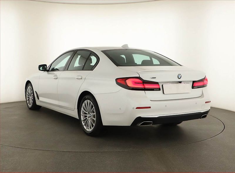 BMW Řada 5 (2020) 520d xDrive - fotka 4 z 31