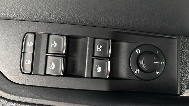 Škoda Superb 2.0 TDI DSG L&K Combi - fotka 25 z 34