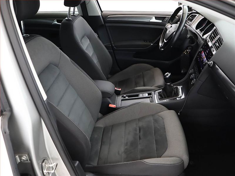 Volkswagen Golf (2018) 1.0 TSI, Tempomat - fotka 7 z 17