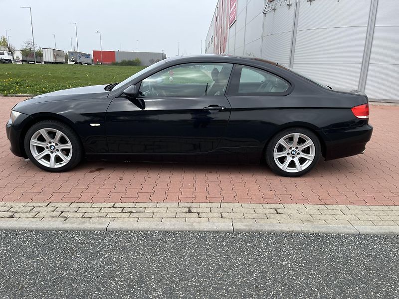 BMW Řada 3 320i Coupe - fotka 8 z 23